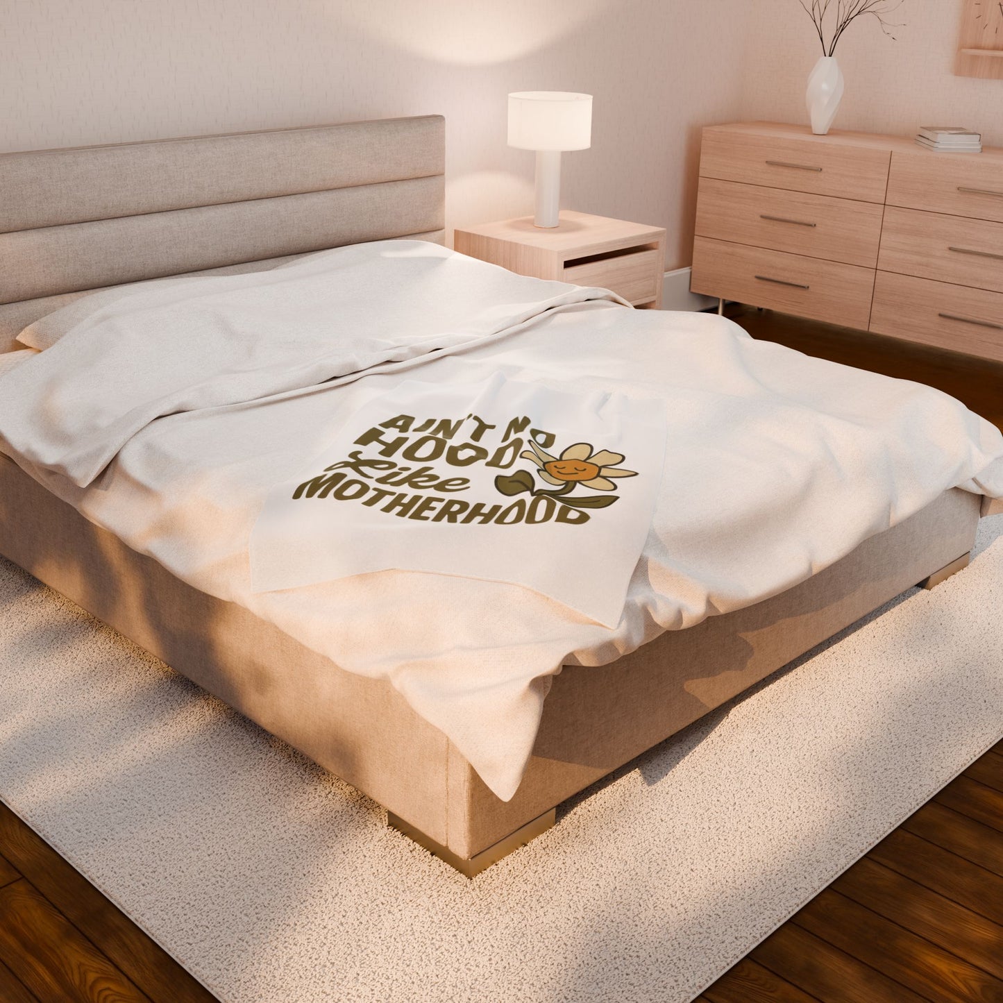 Plush Blanket with 'Ain't No Hood Like Motherhood' Design Mother's Day Throw Blanket Decor Gift for Mom